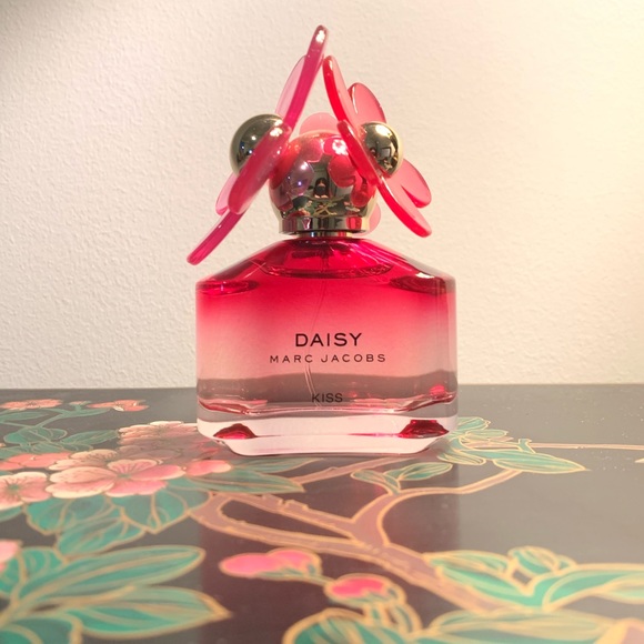 Marc Jacobs Accessories - Marc Jacobs Daisy Kiss 1.7